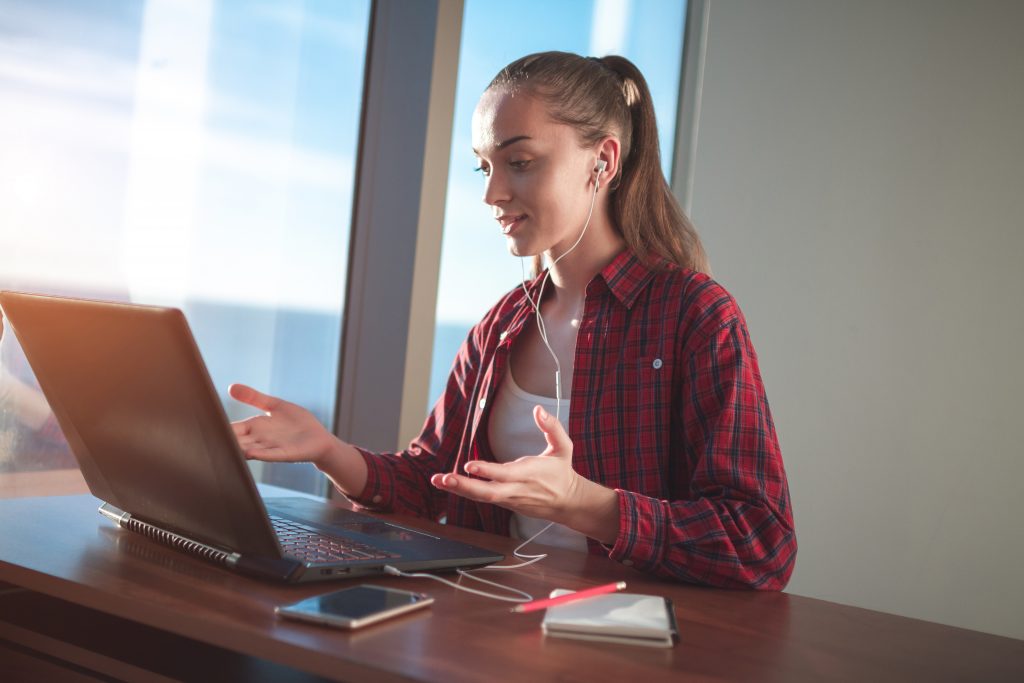 Profe enseñando español online desde casa