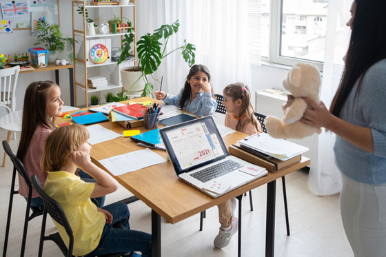 Alumnos en clase aprendiendo idiomas