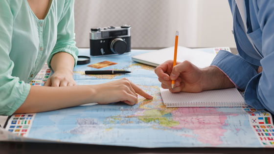 Dos personas eligiendo destino