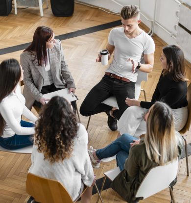 grupo-de-personas-en-terapia-de-tiro-completo grupo-de-personas-en-terapia-de-tiro-completo