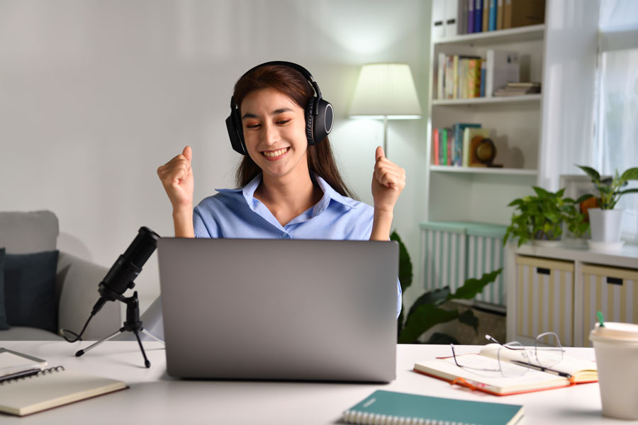 Profesora grabando una clase