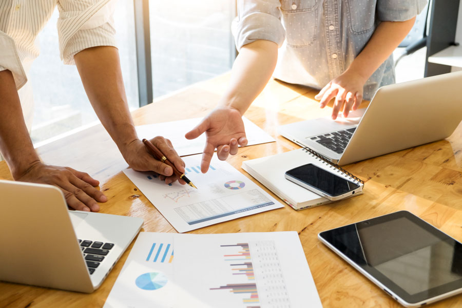Dos personas planificando estrategias de marketing