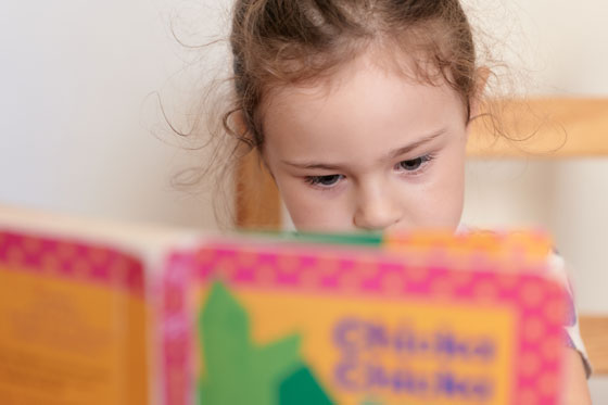 Niña leyendo