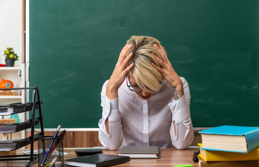 Profesora con síntomas del síndrome del profesor quemado