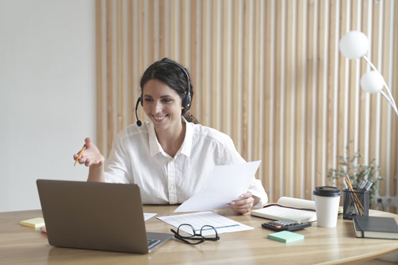 Profesora dando clases online de español