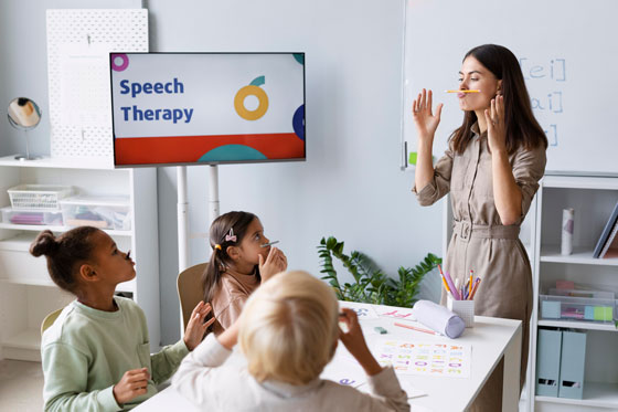 Profesora en clase de español con niños