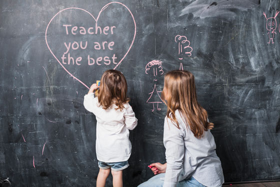 Profesora y alumna educación